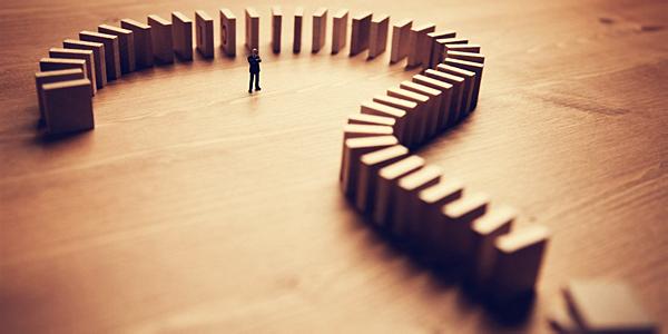 黄金价格震荡上行，短期回调风险待关注