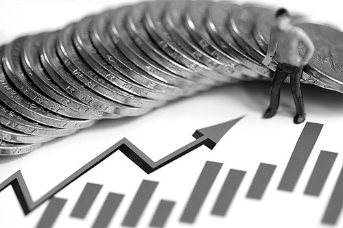 国际金价震荡下行，美联储降息预期支撑市场信心